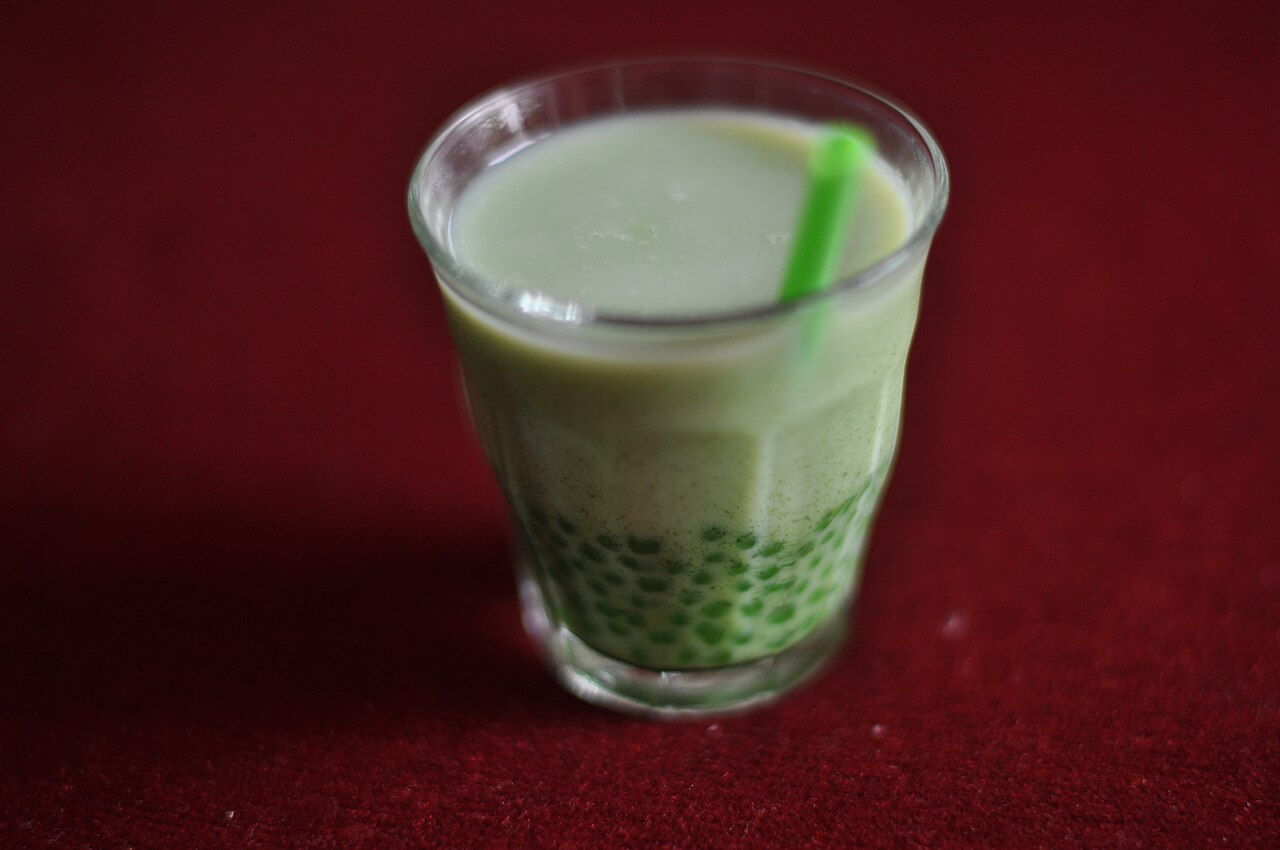 Bubble tea matcha vert avec perles de tapioca