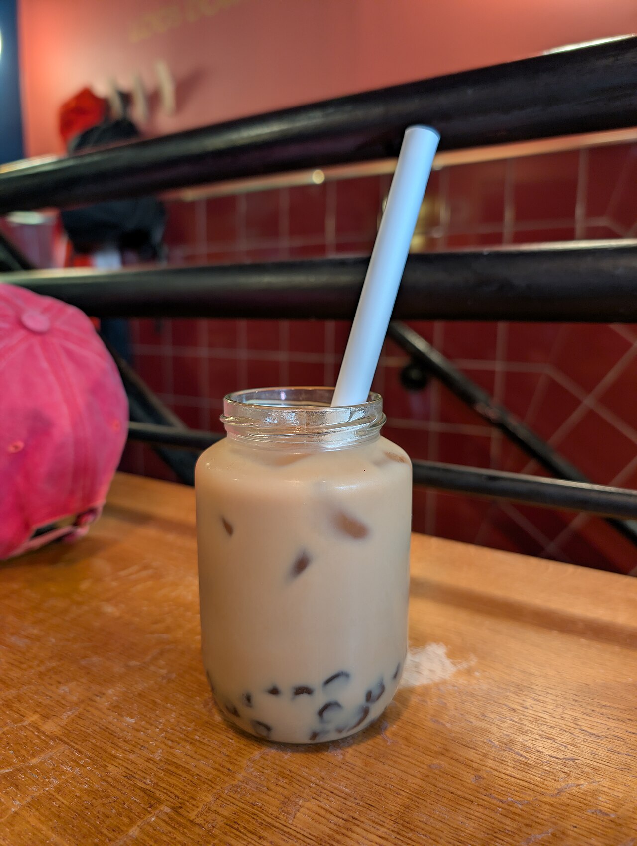 Bubble tea au lait servi dans un verre avec perles