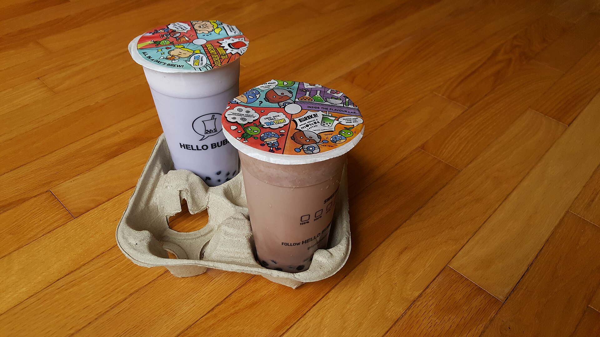 Deux bubble teas servis dans un plateau à emporter
