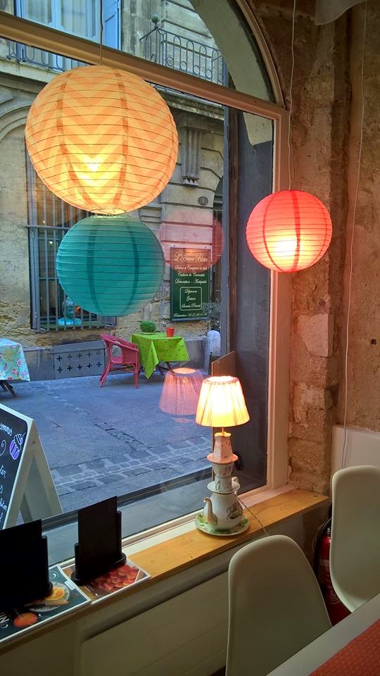 Lanternes colorées et vitrine de Peng Peng Tea